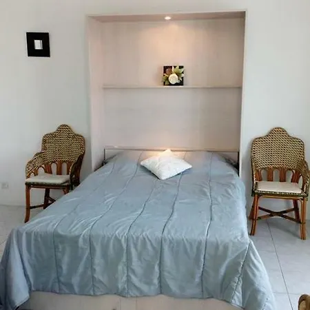 Les Fontaines Saint Leonard Apartment *