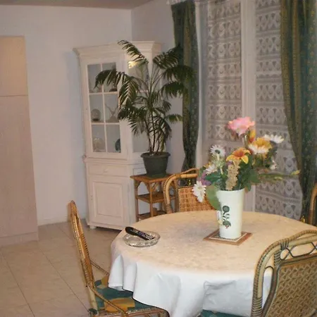 Les Fontaines Saint Leonard 公寓 *